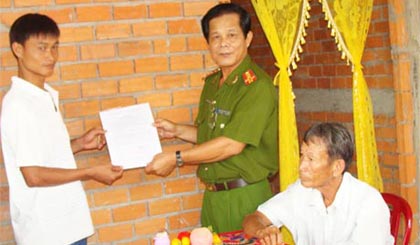 Đại tá Nguyễn Anh Theo trao nhà nghĩa tình đồng đội cho chiến sĩ trong đơn vị.