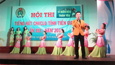 Lê Triêm và tốp múa (Công đoàn ngành GD&ĐT) biểu diễn bài hát Về làng Sen quê Bác, sáng tác Võ Quang Đảm.