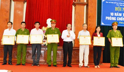 Ông Trần Thanh Đức, Phó Chủ tịch UBND tỉnh trao Bằng khen cho các tập thể.