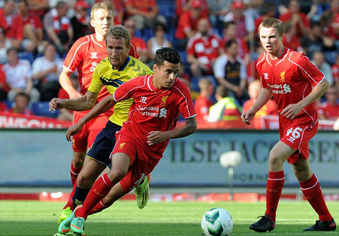 Coutinho (áo đỏ bên trái) trong một pha đi bóng.