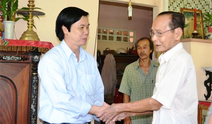 Ông Nguyễn Văn Danh, Phó Bí thư Thường trực Tỉnh ủy ân cần thăm hỏi cụ Nguyễn Văn Đồng, cha liệt sĩ.