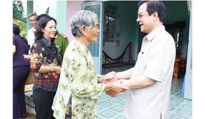 Ông Lê Hồng Quang, Phó Bí thư Tỉnh ủy ân cần thăm hỏi bà Nguyễn Thị Hường, là vợ liệt sĩ.