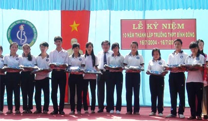Nhà giáo Ưu tú Nguyễn Hồng Oanh, Giám đốc Sở GD&ĐT trao học bổng cho học sinh vượt khó học tốt.