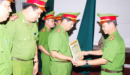 Đại tá  Nguyễn  Văn Lộc  trao thưởng  cho các cá nhân  lập thành tích  xuất sắc  trong  tấn công  tội phạm.