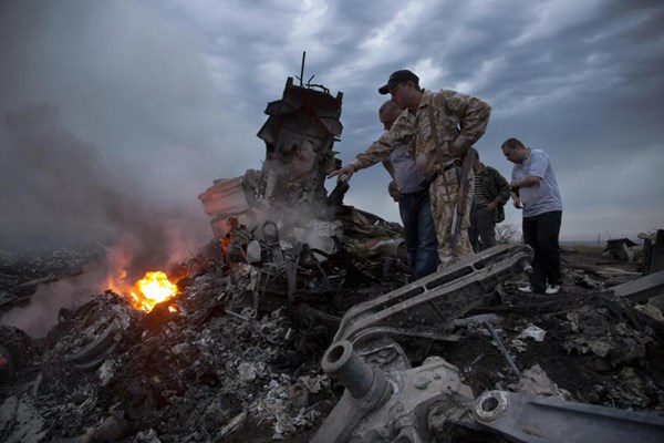 Người dân làng Grabovo có mặt tại hiện trường máy bay rơi. Ảnh: AP