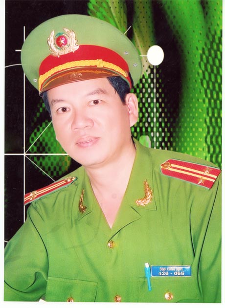 Trung tá Đinh Công Định được Giám đốc Công an tỉnh tặng trên 30 Giấy khen và rất nhiều Giấy khen khác của các cấp, các ngành. Trong đó, có khoảng 10 giải thưởng cấp tỉnh, cấp huyện về sáng tác ca cổ và các cuộc thi giọng hát hay.