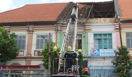 Hiện trường nơi xảy ra vụ sập mái nhà và cơ quan chức năng đang làm việc với chủ nhà.