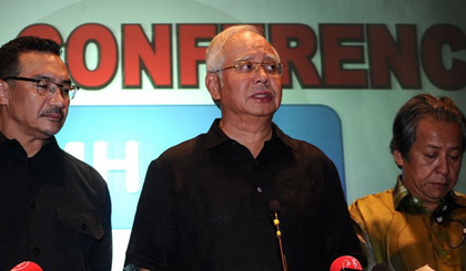 Thủ tướng Malaysia Najib Razak (giữa) tại buổi họp báo về vụ máy bay MH17 rơi ở Đông Ukraine ngày 18/7. (Nguồn: AFP/TTXVN)