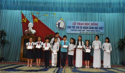 Ông Nguyễn Văn Vững, Phó Chủ tịch UBND TP. Mỹ Tho trao học bổng cho các em.