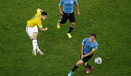  James Rodriguez vô lê từ 25 m mở tỷ số trong trận Colombia - Uruguay.