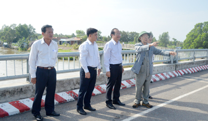 Ông Huỳnh Văn Niềm (bên phải) trao đổi cùng lãnh đạo tỉnh, huyện.                                                                                                                                   Ảnh: PHÙNG LONG