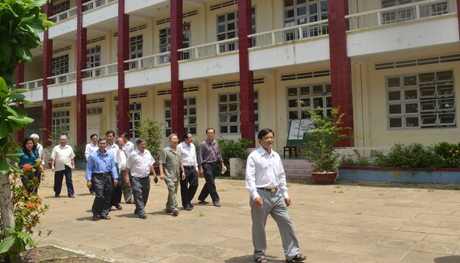 Đoàn khảo sát thăm Trường THPT Tân Phước.