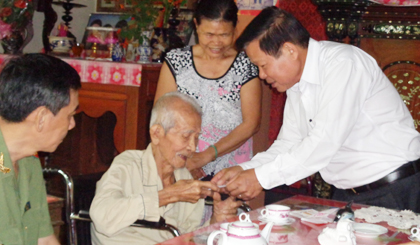 Chủ tịch UBND tỉnh Nguyễn Văn Khang  thăm hỏi cụ Bùi Văn Ba, là cha liệt sĩ.