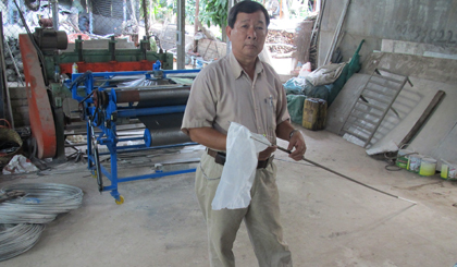 Ông Lê Phước Lộc với sản phẩm “Cần bao trái” đạt giải khuyến khích “Cuộc thi sáng tạo kỹ thuật Nhà nông toàn quốc năm 2006”. 