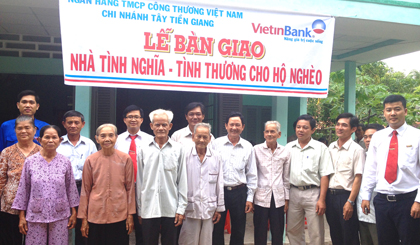 Lãnh đạo Ngân hàng TMCP Công thương Việt Nam, chi nhánh Tây Tiền Giang dự  bàn giao nhà tình nghĩa cho gia đình chính sách ở xã Mỹ Hạnh Trung- Cai Lậy, năm 2014