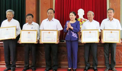 Phó Tổng Giám đốc BHXH Việt Nam Đỗ Thị Xuân Phương tặng Bằng khen cho các đơn vị.