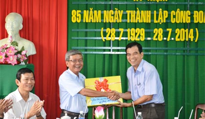 Ông Trần Long Thôn tặng quà chúc mừng Liên đoàn Lao động tỉnh nhân dịp kỷ niệm 85 năm Ngày thành lập Công đoàn Việt Nam.