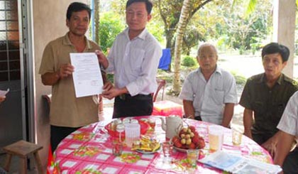 Bàn giao nhà tình nghĩa cho gia đình bà Nguyễn Thị Nhung ở ấp Mỹ Hưng, xã Mỹ Long.