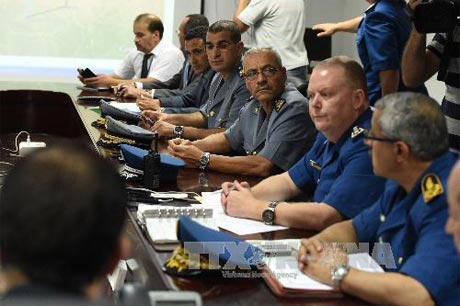 Đơn vị chống khủng hoảng Algeria, được thành lập sau khi máy bay AH-5017 mất tích, nhóm họp tại sân bay quốc tế Houari-Boumediene ở thủ đô  Algiers ngày 24-7. Ảnh: AFP/TTXVN