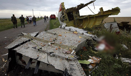 Lực lượng ly khai tại Ukraine phong tỏa hiện trường vụ rơi máy bay MH17 của Malaysia Airlines (Nguồn: AP)