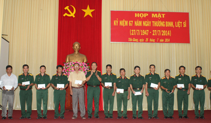 Đại tá Cao Văn Mĩa, Phó Chính ủy Bộ CHQS tỉnh tặng quà cho cán bộ thương binh, con liệt sĩ