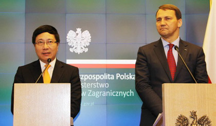 Phó Thủ tướng, Bộ trưởng Ngoại giao Phạm Bình Minh phát biểu họp báo sau hội đàm với Bộ trưởng Bộ Ngoại giao Ba Lan Radoslaw Sikorski. 