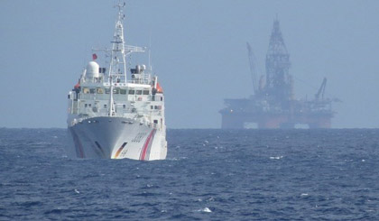 Tàu Trung Quốc bảo vệ giàn khoan Hải Dương-981 hạ đặt trái phép trong vùng đặc quyền kinh tế, thềm lục địa của Việt Nam. 