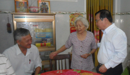 Ông Phạm Anh Tuấn, Bí thư huyện ủy và đoàn đến thăm tặng quà tại Thị trấn Tân Hiệp.