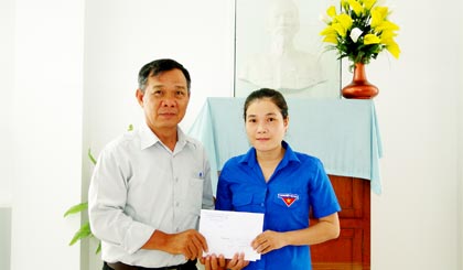 Ông Trần Văn Dân, Chủ tịch Công đoàn ngành Y tế trao tiền cho đoàn viên Nguyễn Thị Thu Hồng.
