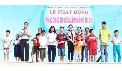 Ông Nguyễn Văn Vững cùng bà Lý Nhã Kỳ trao quà cho trẻ em có hoàn cảnh khó khăn.