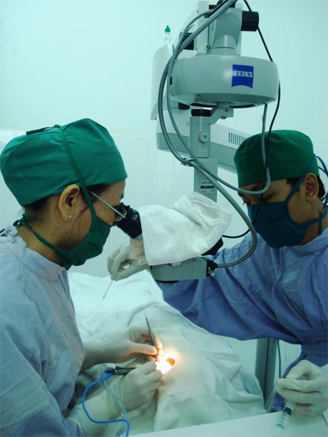 Mổ mắt  bằng kỹ thuật Phaco là một dịch vụ y tế kỹ thuật cao, người nghèo được  bảo hiểm thanh toán.