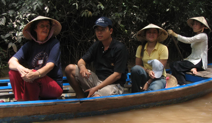 Rước khách du lịch bằng đò chèo ở khu du lịch Thới Sơn.