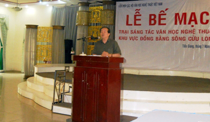 Nhà thơ Hữu Thỉnh phát biểu tại lễ bế mạc.