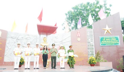 Trung úy Phan Văn Tâm (thứ 2 từ phải sang) nhận Giấy khen của Giám đốc Công an tỉnh tại Lễ Báo công dâng Bác trong tuổi trẻ Công an tiền Giang. 