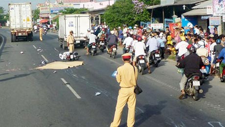 Hiện trường vụ tai nạn giao thông tại ấp Tân Thạnh, xã Tân Lý Tây ngày 17-5-2014.