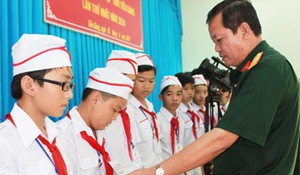 Đại tá Cao Văn Mĩa, Phó Chính ủy Bộ Chỉ huy Quân sự tỉnh trao Giấy chứng nhận cho các “chiến sĩ nhí”.