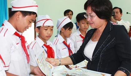 Bà Trần Thị Quý Mão, Phó Giám đốc Sở GD-ĐT trao giấy chứng nhận cho các “chiến sĩ nhí”.