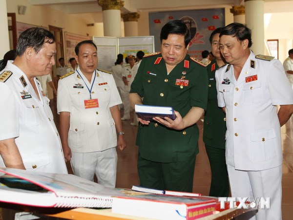 Đại tướng Phùng Quang Thanh xem các tài liệu về trận đầu đánh thắng của Hải quân nhân dân Việt Nam. (Ảnh: Doãn Tấn/TTXVN