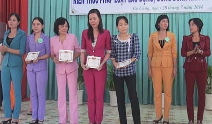 Bà Trần Tuyết Nhung, Phó Chủ tịch Liên đoàn Lao động thị xã trao thưởng cho các cá nhân.