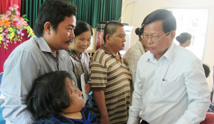 Ông Nguyễn Văn Khang tặng quà cho các nạn nhân thị xã Cai Lậy.