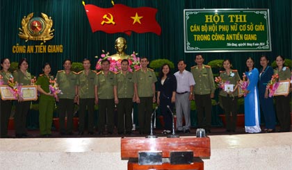 Đại tá Nguyễn Hữu Trí, Phó Giám đốc Công an tỉnh trao Giấy khen cho các thí sinh đạt giải I, II, III.
