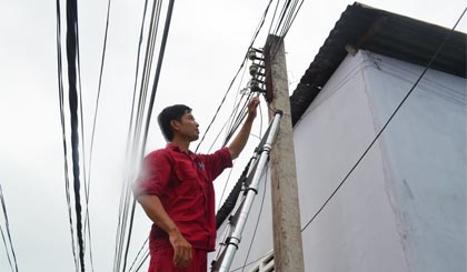 Nhân viên VTVcab Tiền Giang kiểm tra mạng cáp của khách hàng  đã cắt chuyển sang mạng SCTV.