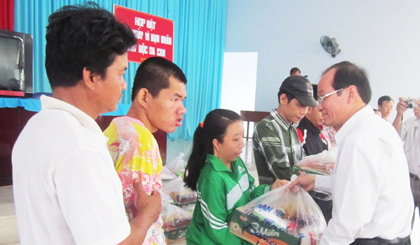 Ông Trần Thanh Đức, Phó Chủ tịch UBND tỉnh tặng quà cho nạn nhân bị nhiễm chất độc da cam tại huyện Cái Bè.jpg