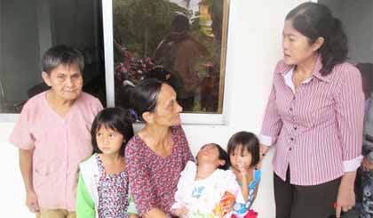 Bà Dương Thị Lệ, Phó Chủ tịch Hội Nạn nhân chất độc da cam/dioxin tỉnh thăm hỏi gia đình nạn nhân Phan Thị Linh Đa, ngụ ấp 4, xã An Hữu, huyện Cái Bè.