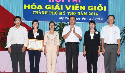 Ông Nguyễn Văn Vững, Phó Chủ tịch UBND TP. Mỹ Tho trao giải I cho đơn vị phường 5.