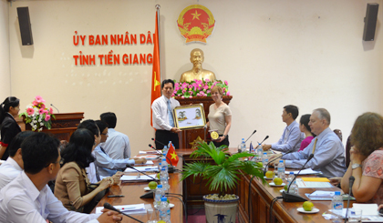 Ông Nguyễn Thành Diệu, Phó Giám đốc Sở Ngoại vụ trao logo của tỉnh và quà lưu niệm cho bả Lisa Karen Bernhardt.