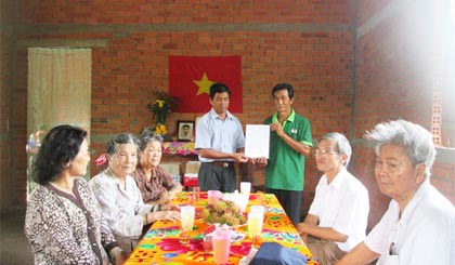 Đồng đội vận động xây tặng nhà tình nghĩa cho người cháu đang thờ cúng ông Nguyễn Văn Ưa (năm 2014).