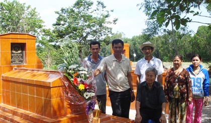 Đồng đội góp tiền xây mộ cho ông Ưa  (năm 2011).