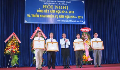Ông Trần Thanh Đức, Phó Chủ tịch UBND tỉnh trao Bằng khen của Thủ tướng Chính phủ cho tập thể và cá nhân Liên hiệp Hội.
