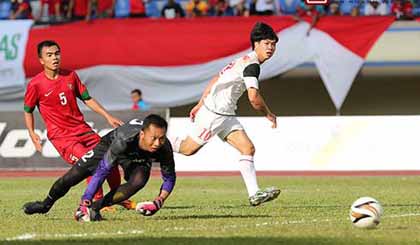  Hiệu suất ghi bàn là điều đáng khen ngợi nhất của U19 Việt Nam (trắng) trận này. Ảnh: Đức Đồng.